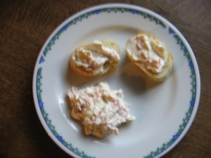 Quark-Creme auf Brötchen serviert. Auf Brötchen serviert