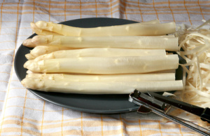 Spargel geschält