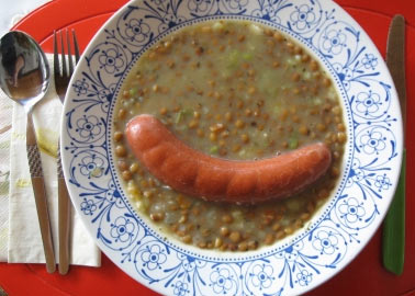 Linsensuppe mit Würstchen